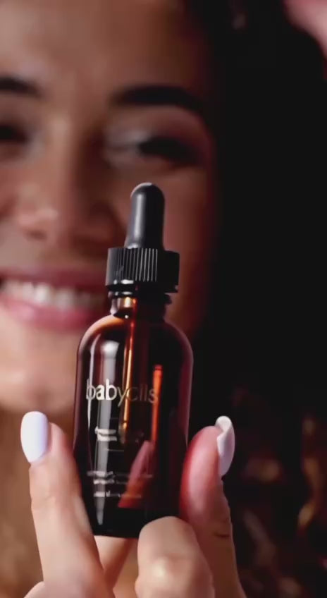 Después de desmaquillar tus ojos, aplica el sérum BabyCils desde la raíz hasta la punta